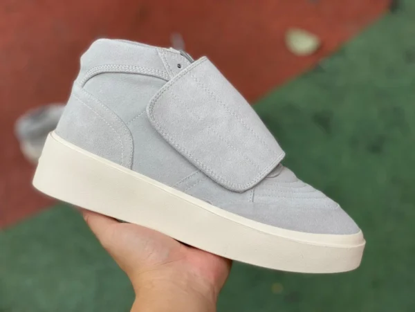 Fog Mid-Top in Grau und Weiß. Fear of God Skate Mid „interstellar Gum“ Freizeit-Sneaker für Herren in Grau