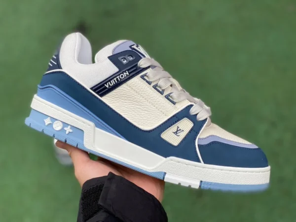 Subversive LV-Version in Mattweiß und Blau des LoUIS VUTTON Trainers aus Kalbsleder mit runder Zehenpartie zum Schnüren und niedrigem Ausschnitt in Blau und Weiß