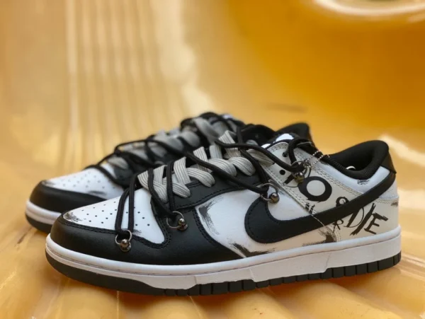 Dunk-Riemen schwarz-weiß-graue Graffiti-Low-Top-Sneaker Nike Dunk Low Retro „Black“ im dekonstruierten Stil Dark Night Messenger Letter Graffiti-Low-Top-Sneaker schwarz-weiß-grau DD1391-100