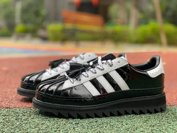 Adidas Edison Chen hat die schwarz-weißen CLOT x Adidas Superstar Edison Chen Sägezahn-Sneaker IH3131 mit einem Co-Branding versehen