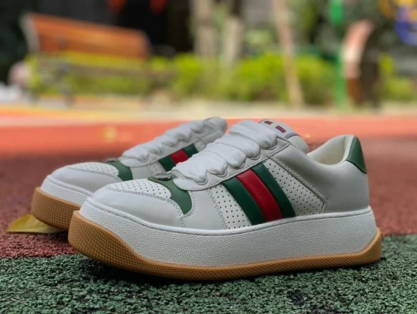 Gucci Chubby Green GUCC Gucci Screener Low-Top-Sneakers aus molligem, hohlem Leder mit dicker Sohle und dekorativem Gurtband