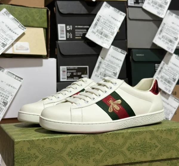 Weiße Gucci-Bienenschuhe