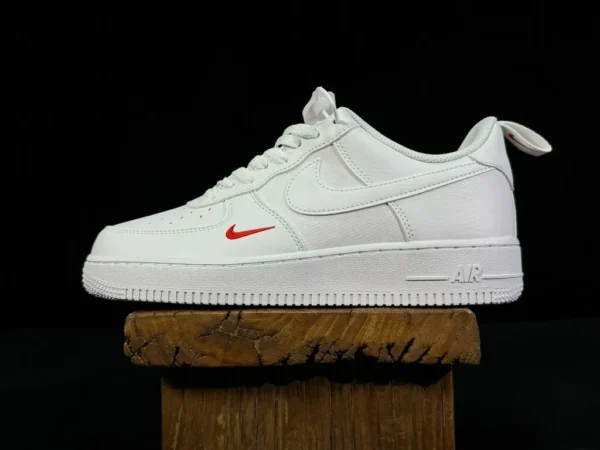 Air Force AF1 weiß und rot kleiner Haken Nike AIR Force 1 Low Air Force One FZ7187-100