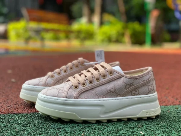 Gucci 1977 rosafarbene Gucci Tennis 1977 Classic-Serie aus Segeltuchschuhen mit dicken Sohlen