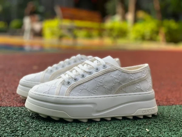 Gucci 1977 reinweiße Gucci Tennis 1977 Classic-Serie aus Segeltuchschuhen mit dicker Sohle