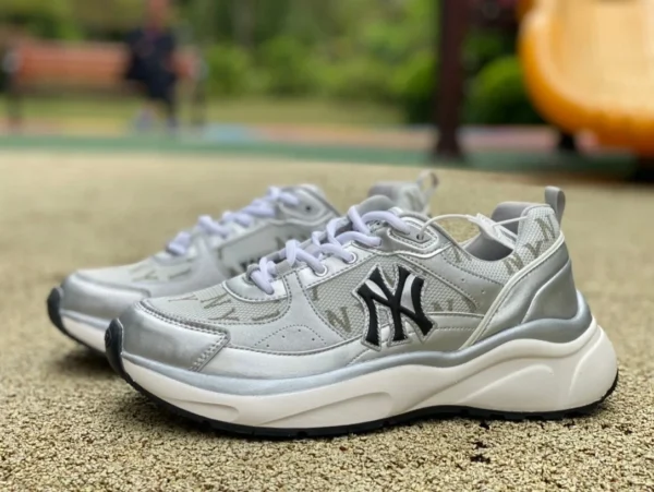 MLB Silber MLB 24SS New York Yankees Retro-Freizeitlauf rutschfeste, verschleißfeste Low-Top-Sportlaufschuhe für Männer und Frauen im gleichen Stil Silber 3ARNFSB4N-50SIS