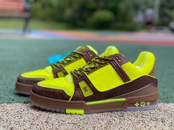 Niedrige, modische Schnür-Sneaker mit LV-Kristallen in fluoreszierendem Grün-Braun, rein original LOUIS VUITTON Trainer aus Leder mit Kristallen