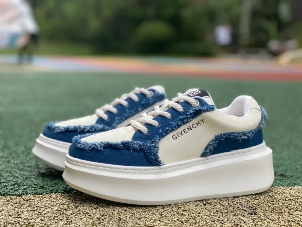 Givenchy-Sneaker in Weiß und Blau. GIVENCHY Givenchy City COURT Mode-Sneaker aus Leder