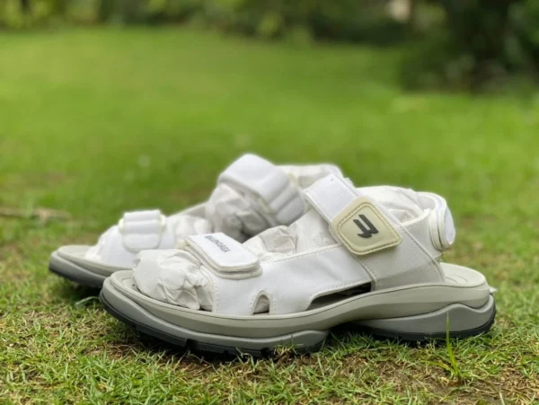 Balenciaga-Sandalen Graue Balenciaga-Strandsandalen aus touristischem Stoff mit offener Zehenpartie und Klettverschluss