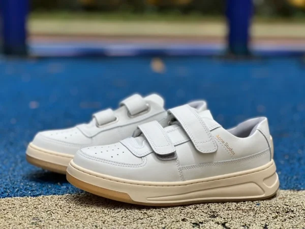 Acne Studios Freizeit-Sneaker mit Klettverschluss von Acne Studios aus cremefarbenem Rohkautschuk für Damen