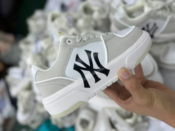 MLB cremefarbener NY MLB Chunky Liner New York Yankees leichte Freizeit-Sneaker mit dicker Sohle 3ASXCLB3N50SIS