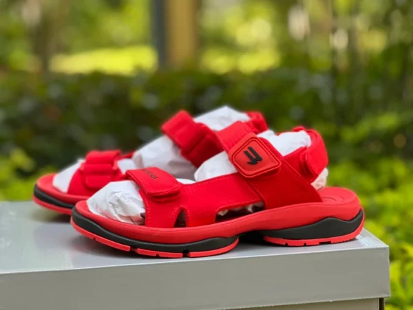 Balenciaga Sandalen Rot Balenciaga Tourist Strandsandalen aus Polyester mit Klettverschluss Rot