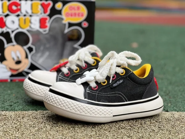 Converse vermarktete die schwarzen und weißen Disney/Disney × OLD ORDER-Schuhe mit großen Zehen von Disney als Co-Branding. Niedrige Canvas-Schuhe von Mickey Mouse für Damen und Herren