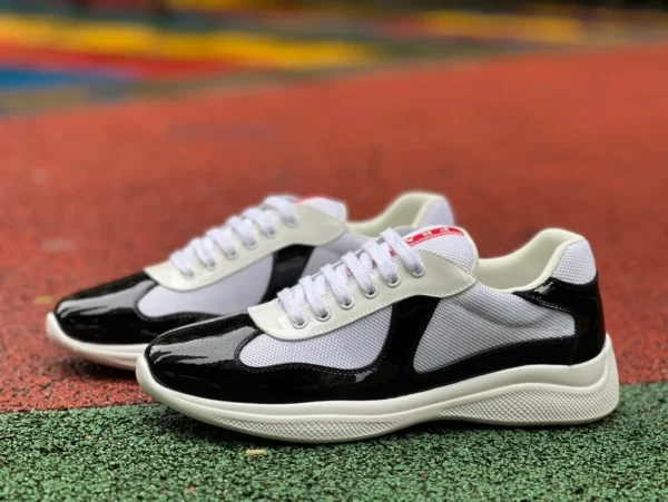 PRADA schwarz-weißes Lackleder PRADA modische, schlichte Low-Top-Freizeitsportschuhe