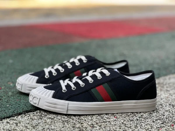 Gucci-Leinwandschuhe in Schwarz und Rot. Niedrig geschnittene GUCC-Schnürsneaker aus Gucci-Baumwolle mit runder Spitze