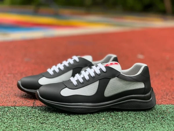 PRADA schwarz-weißes Lackleder PRADA modische, schlichte Low-Top-Freizeitsportschuhe