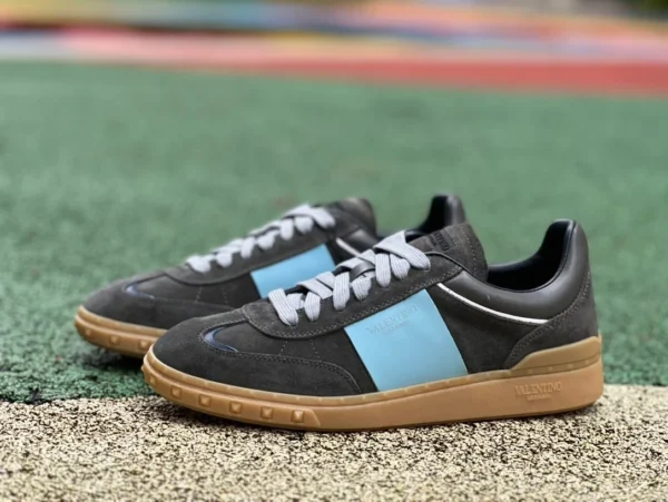 Bequeme und vielseitige Low-Top-Sneaker Valentino UPVILLAGE aus Kalbsleder in Schwarz und Blau